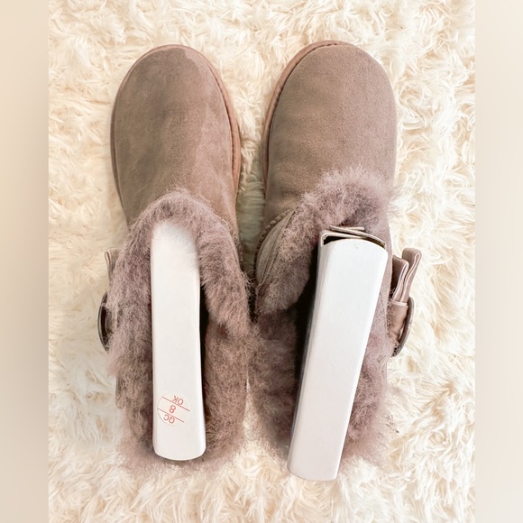 UGG W Karlie Brooch Boots - Picture 4 of 7